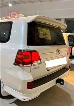 تۆیۆتا لاند کروزەر